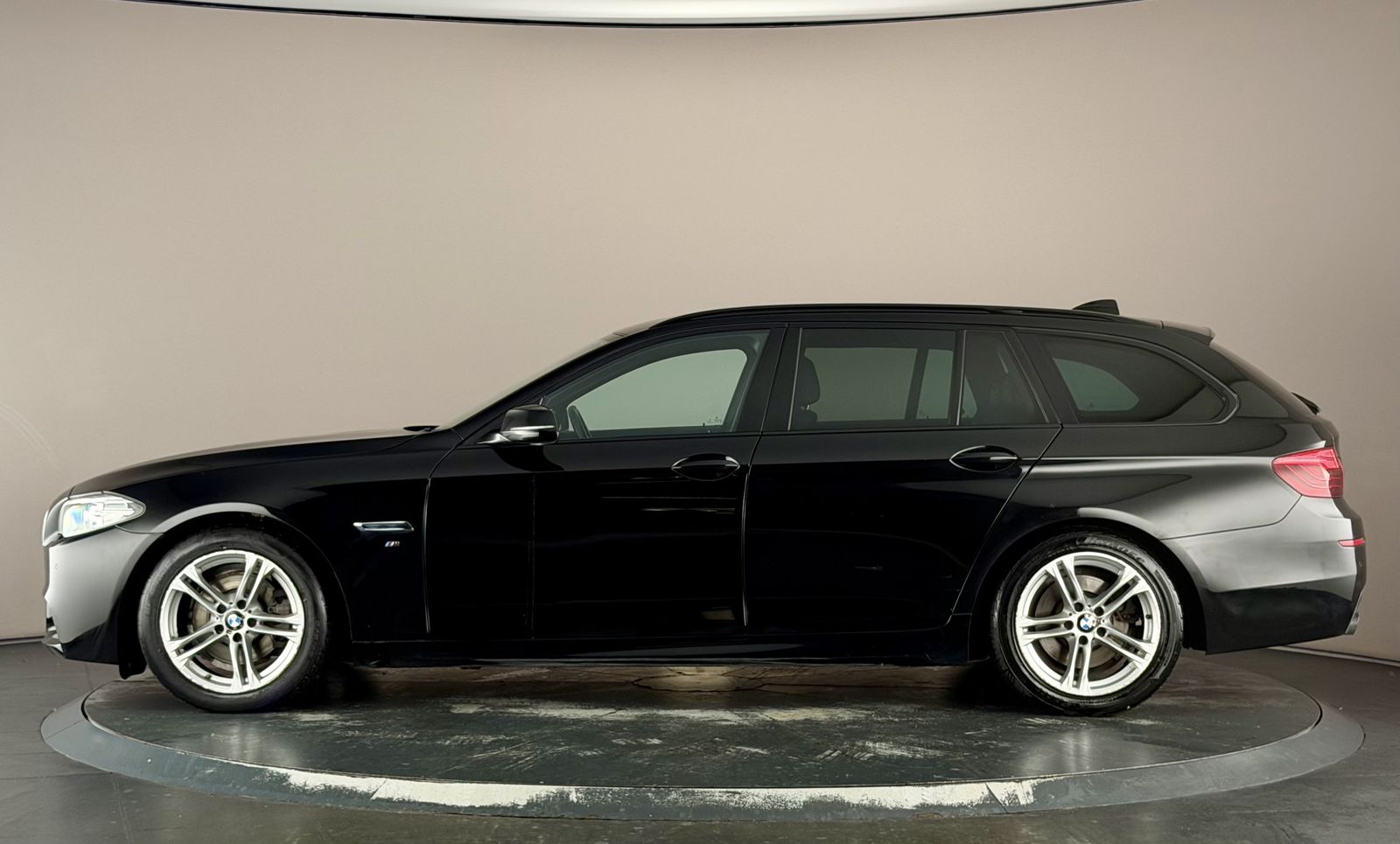 BMW 520d M Sport Touring photo 4