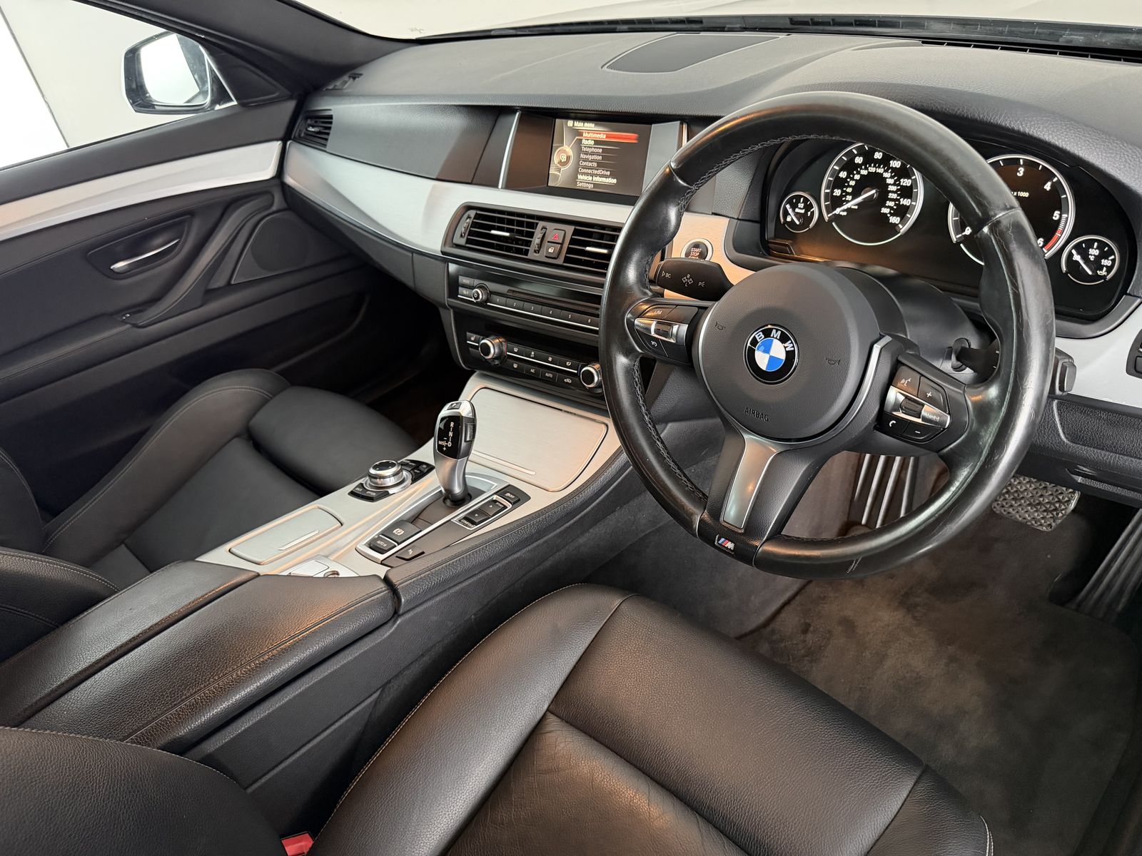 BMW 520d M Sport Touring photo 9