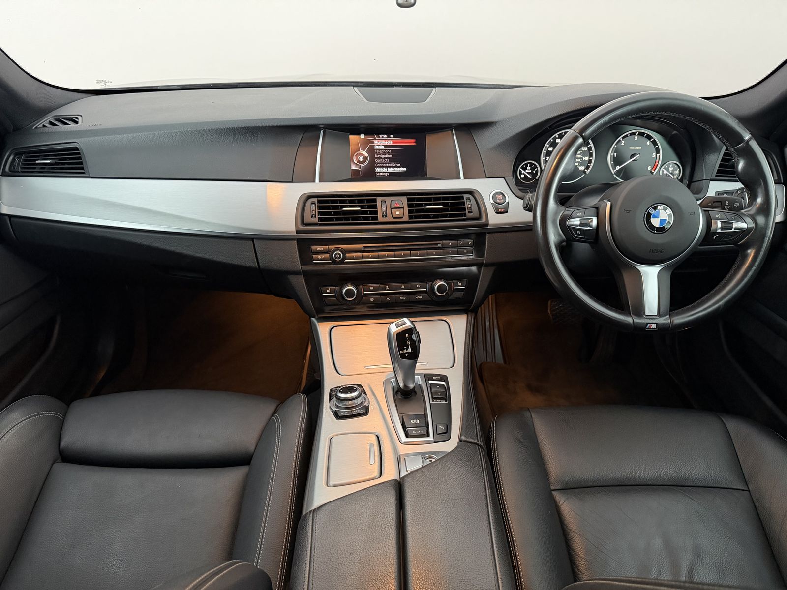 BMW 520d M Sport Touring photo 11