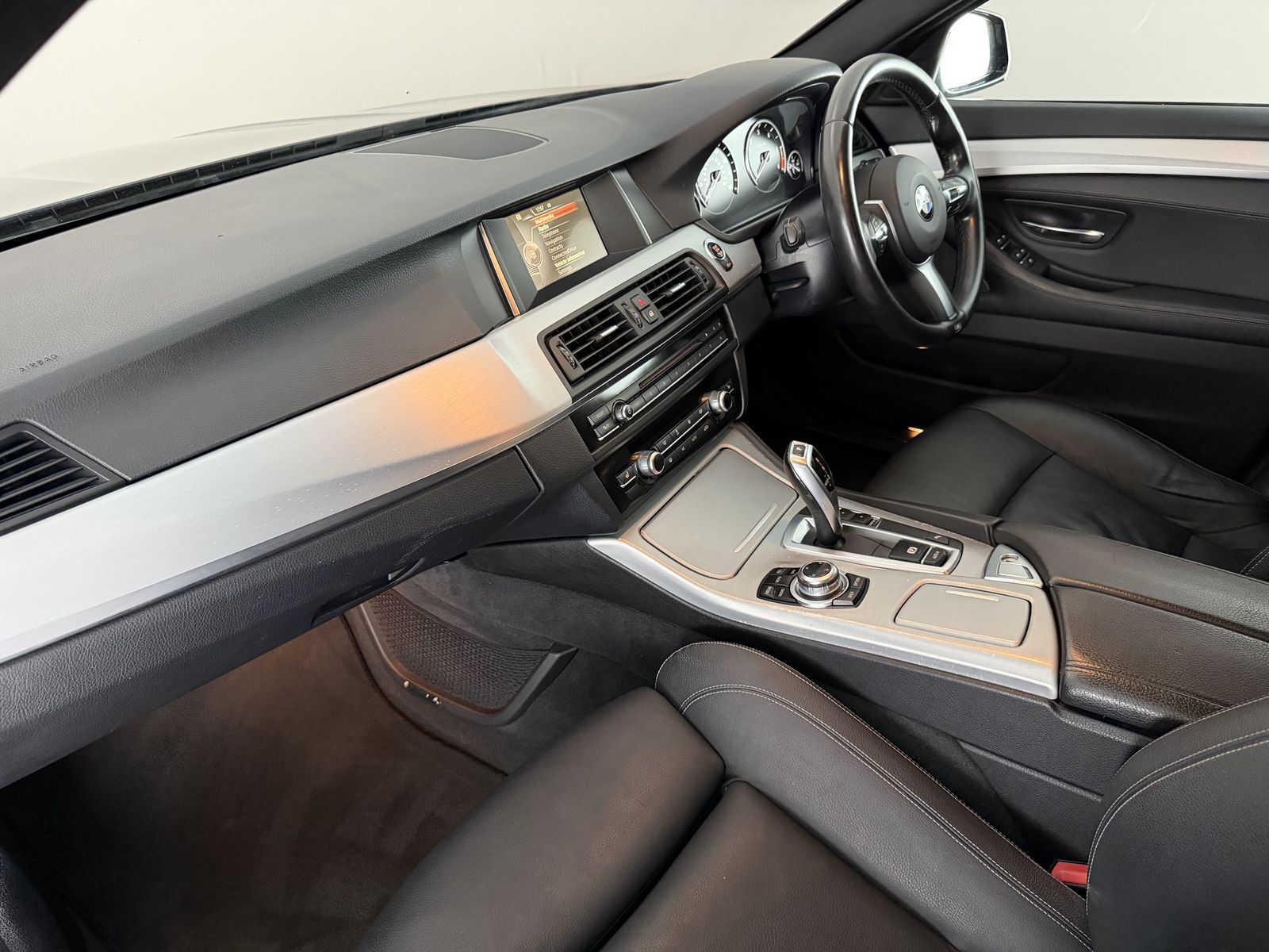 BMW 520d M Sport Touring photo 14