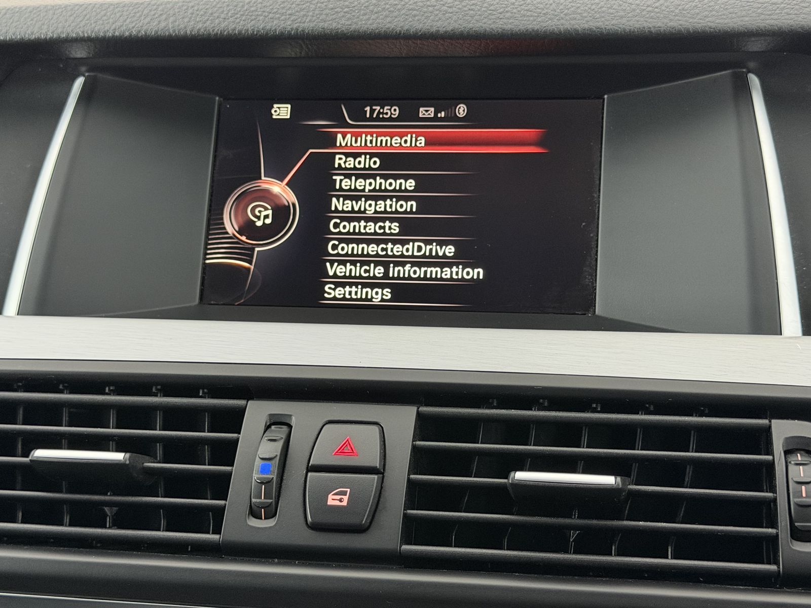 BMW 520d M Sport Touring photo 21