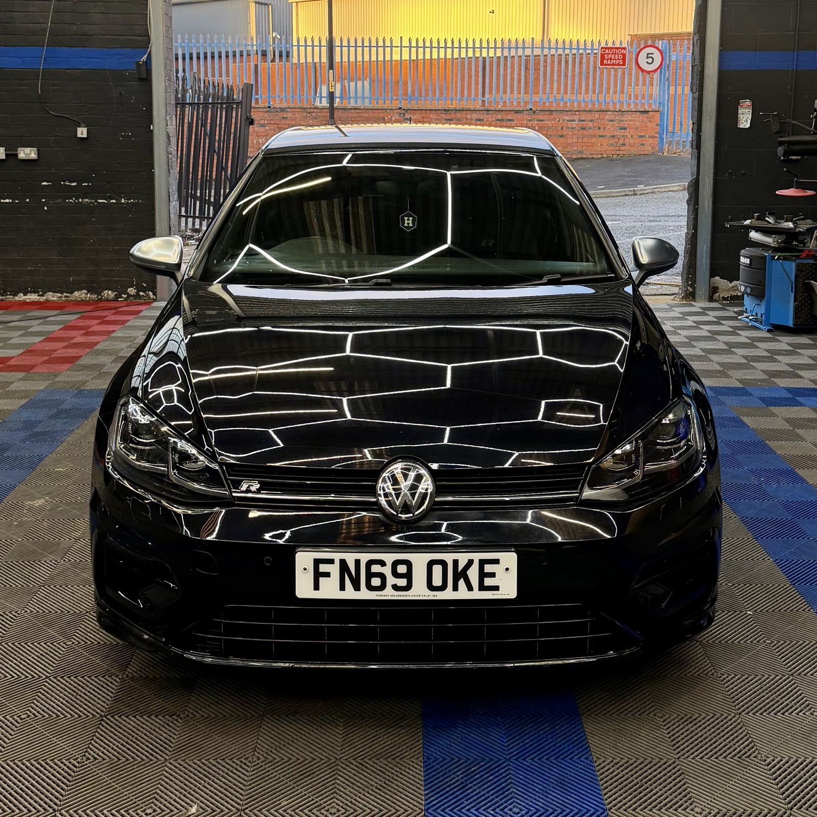 Volkswagen Golf R photo 2