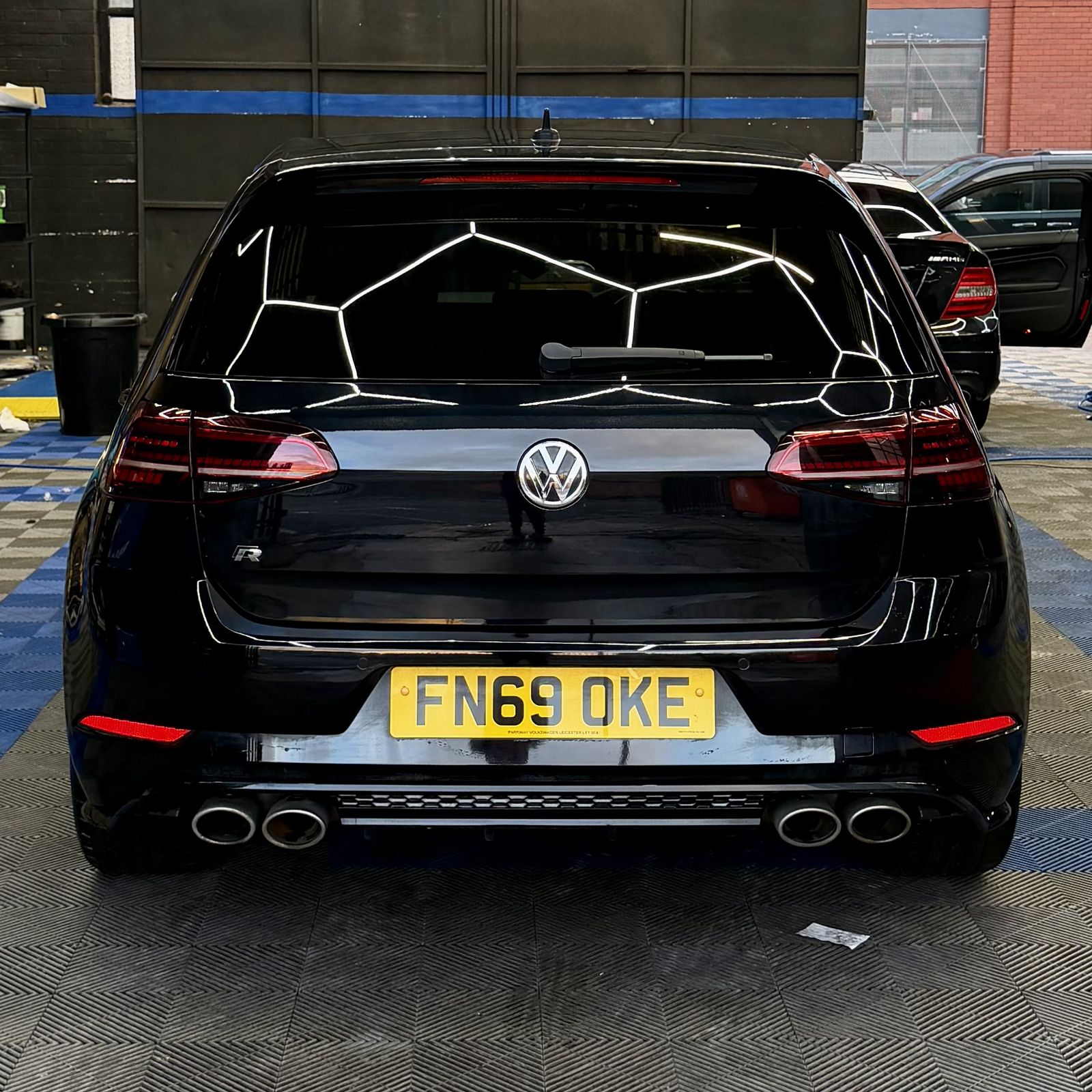 Volkswagen Golf R photo 6
