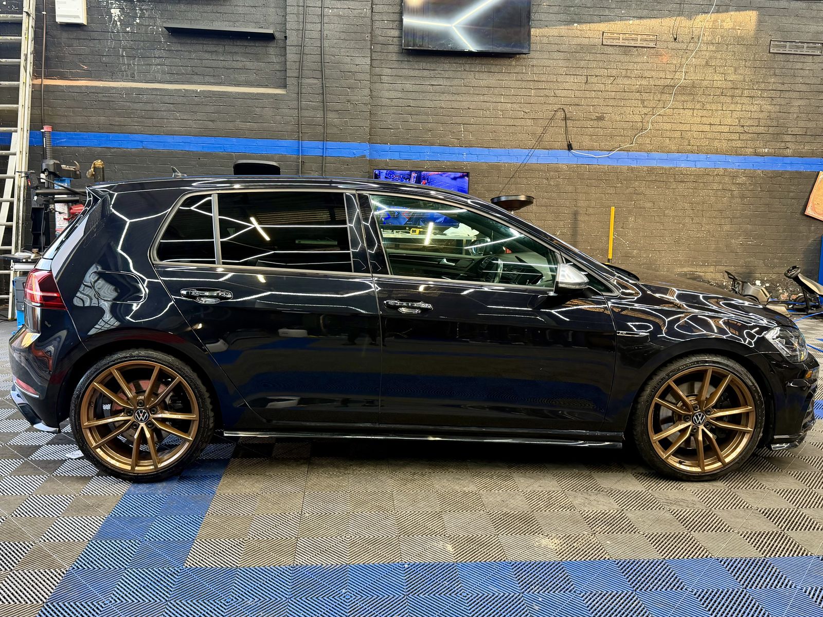 Volkswagen Golf R photo 8