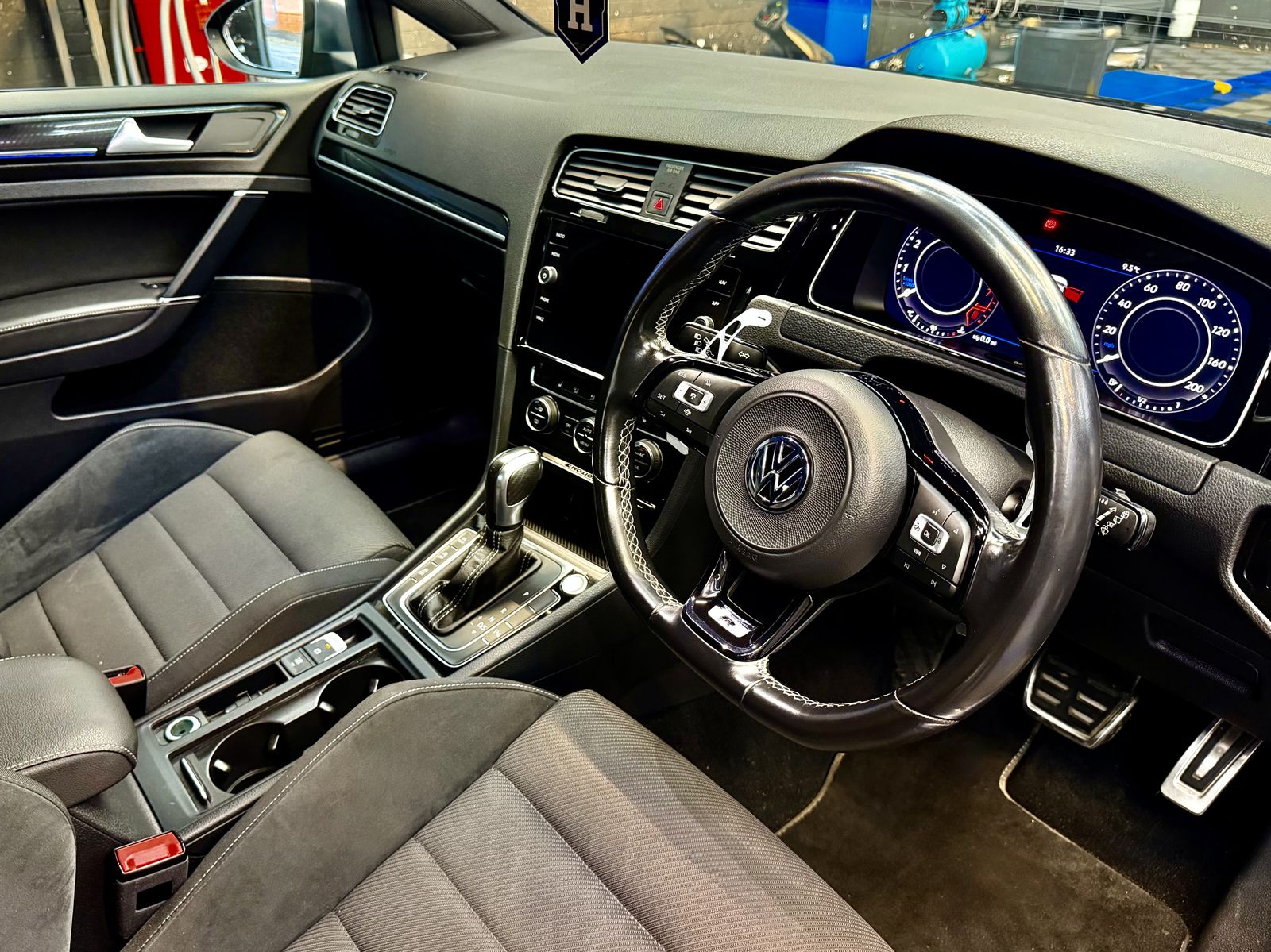 Volkswagen Golf R photo 10