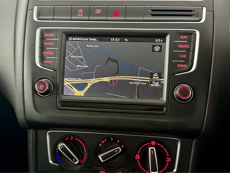 Volkswagen Polo SE photo 6