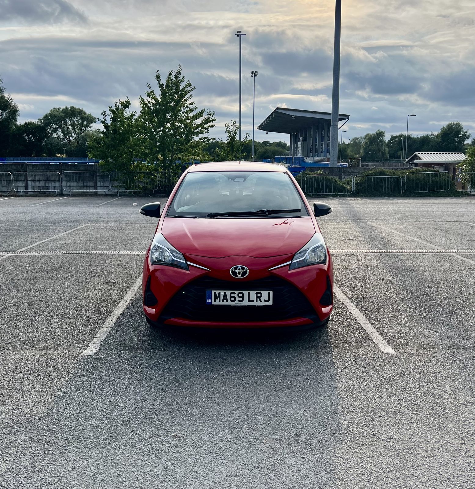 Toyota Yaris Active photo 2