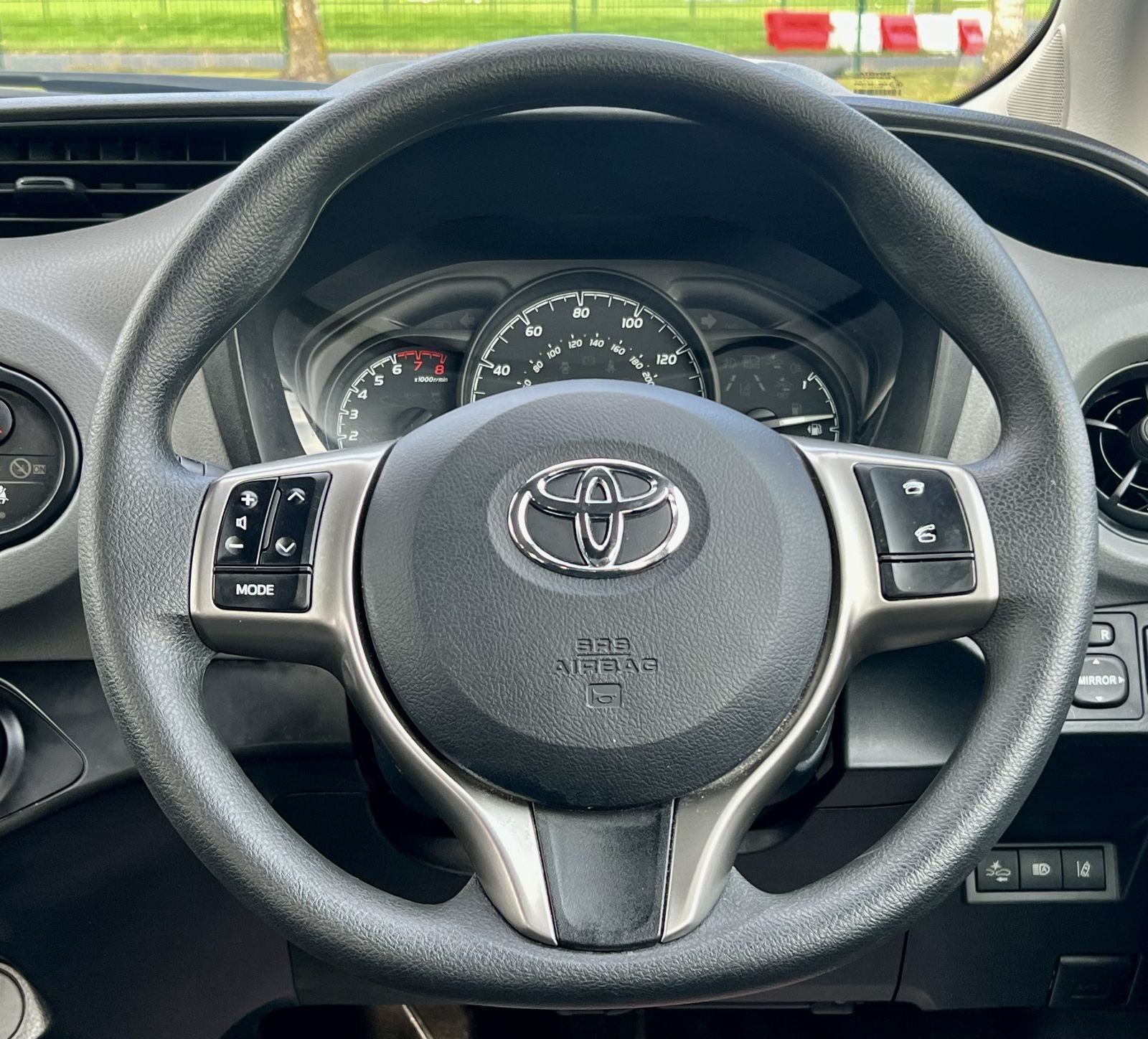 Toyota Yaris Active photo 8