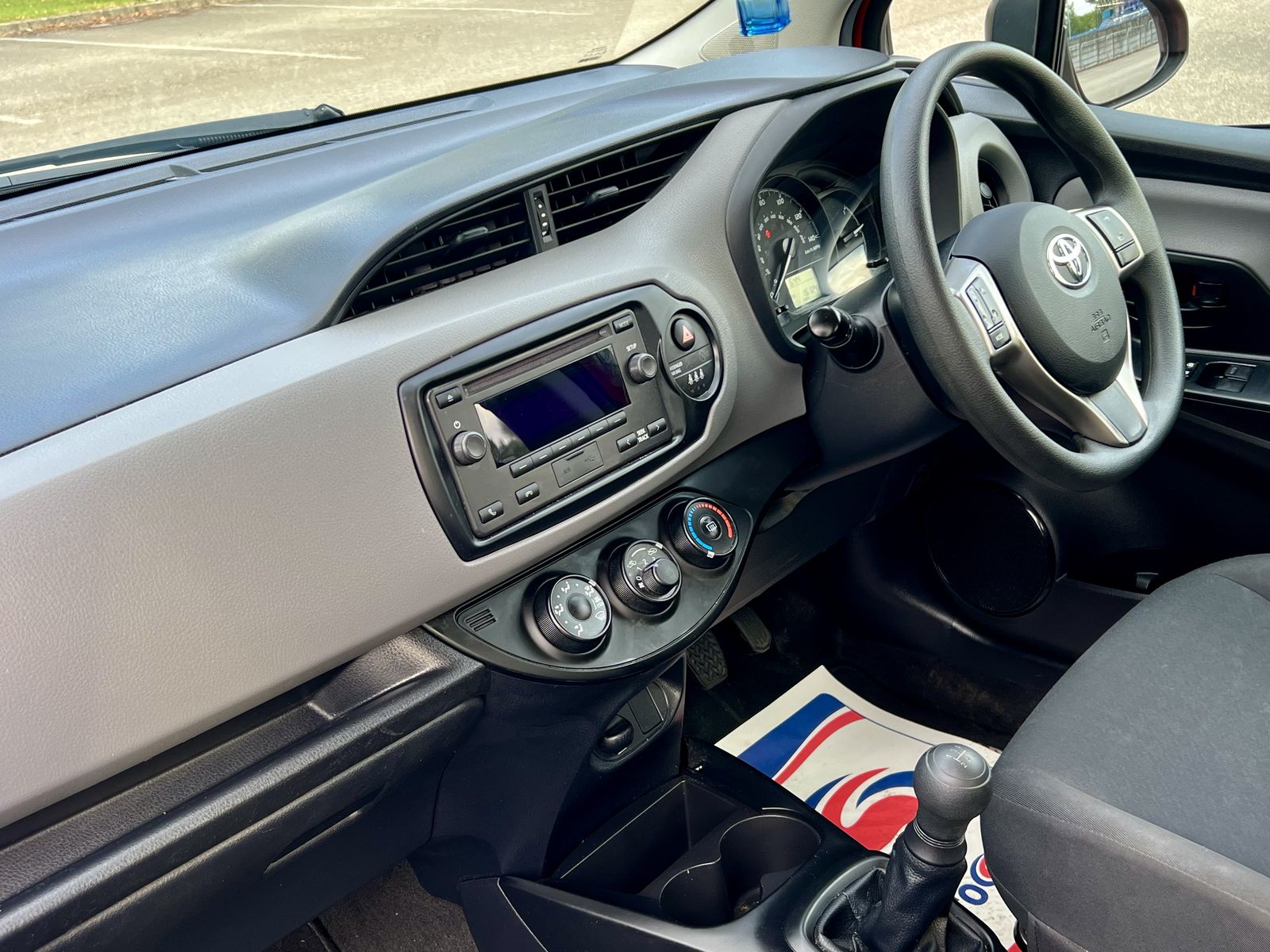 Toyota Yaris Active photo 9