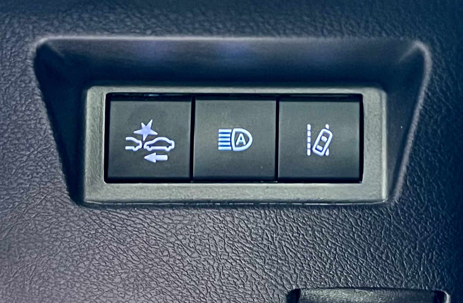 Toyota Yaris Active photo 11