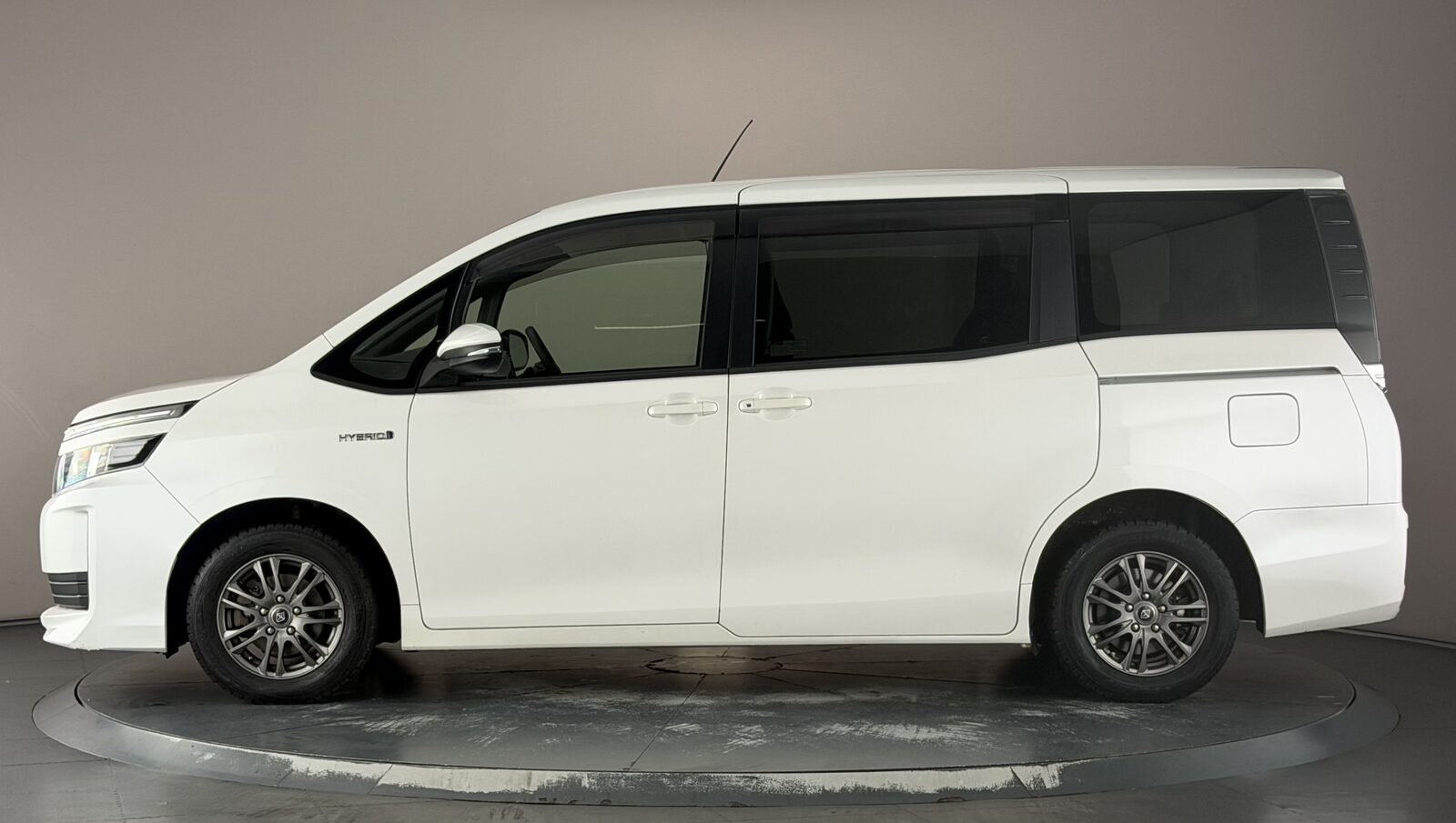 Toyota Voxy Hybrid X 1.8 Auto 7-Seater photo 3