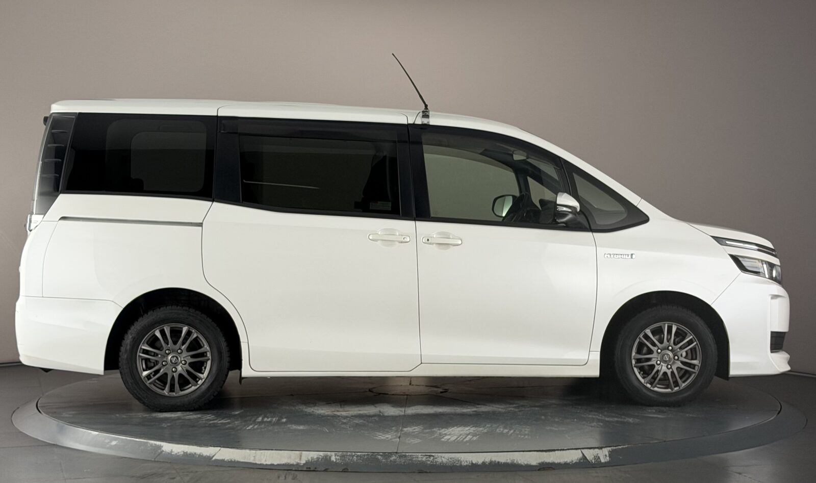 Toyota Voxy Hybrid X 1.8 Auto 7-Seater photo 4