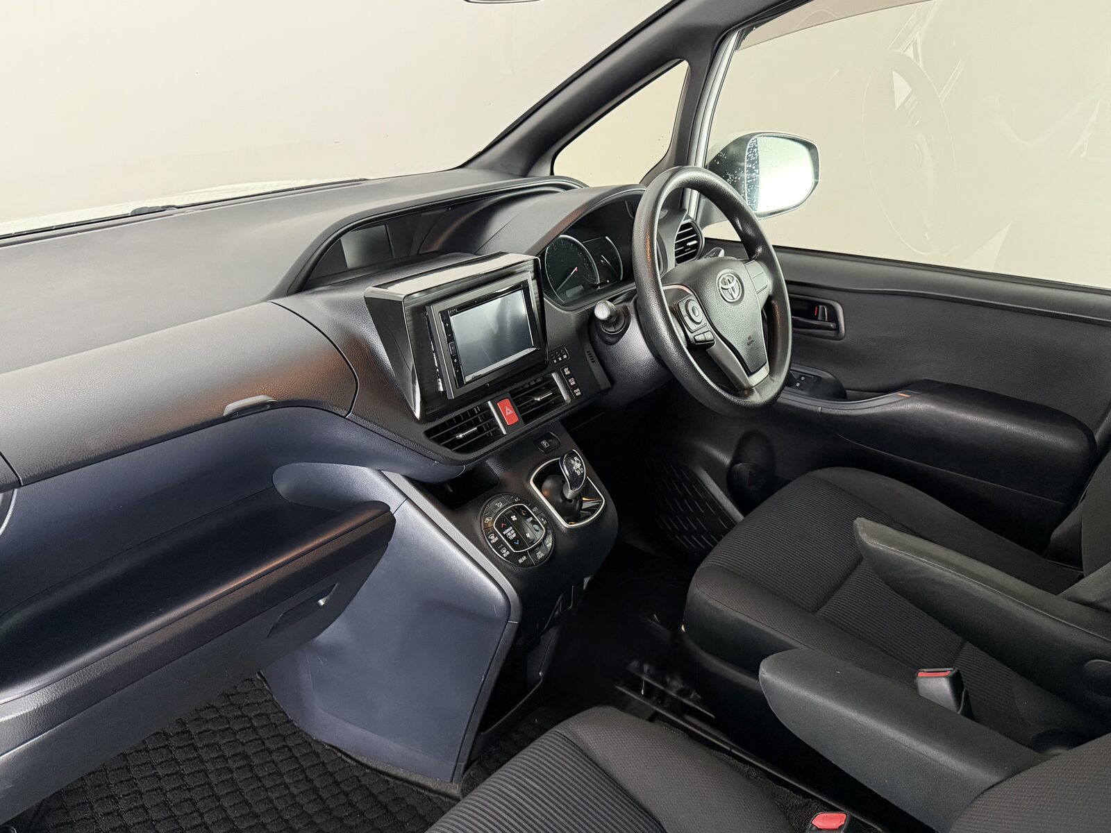 Toyota Voxy Hybrid X 1.8 Auto 7-Seater photo 9